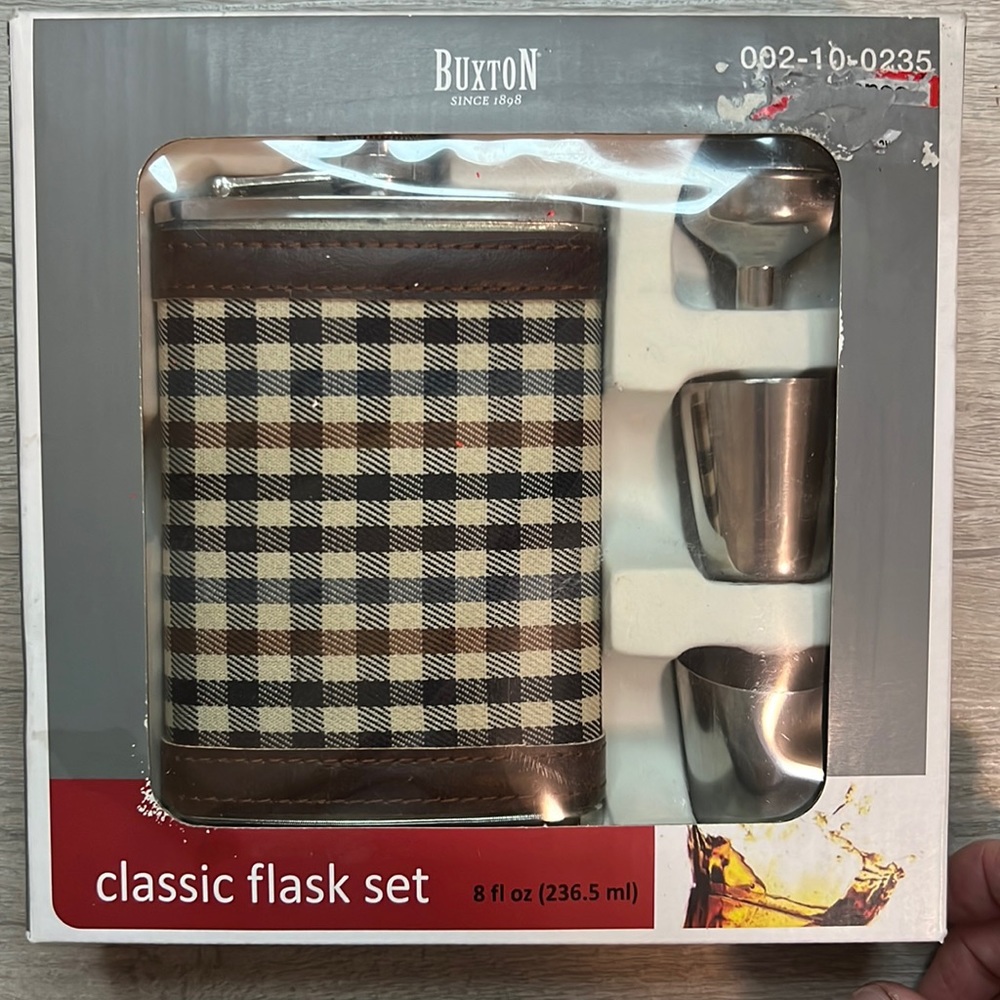 New in original box Buxton Classic Flask Set